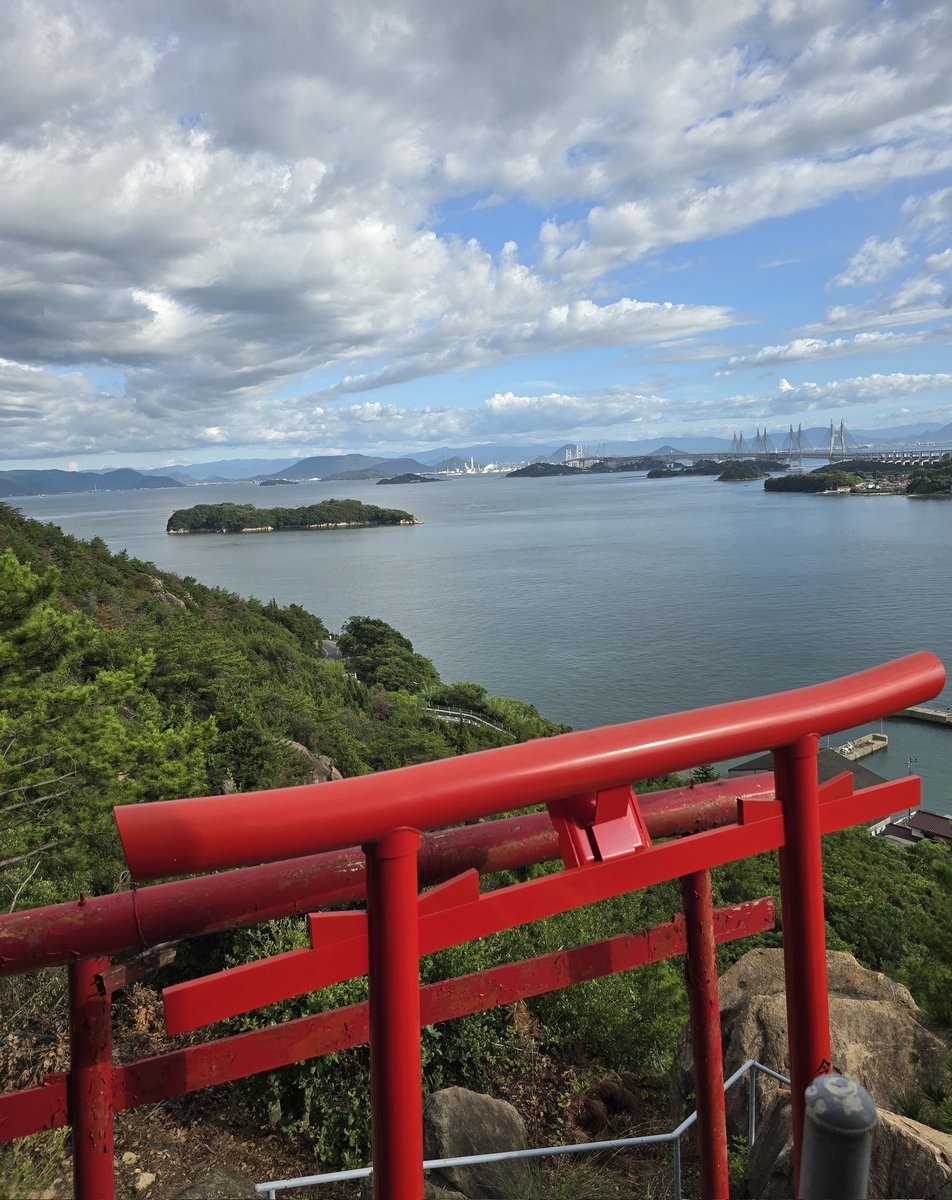 platinum_mo's tweet image. 暑いし💦💦照り返しがキツッ🥵
📷️は瀬戸大橋です😄
近くにあった穴場神社⁉️にも
行ってきました
穴場って名があるくらいだからレアな
場所なんだろうか😁
上に上がると橋がよく見えて
景色良かったです😆