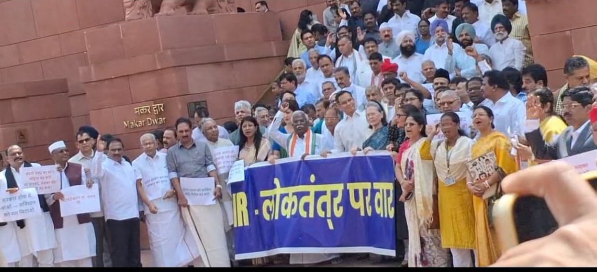 बताओ लोकतंत् र बचाना है इनको 😂😂😂

पहले लिखना तो सीख लोकतंत्र 😂😂😂
सब के सब नौवीं फेल #YadmullaTeju है