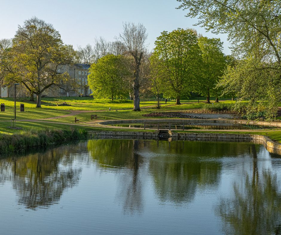 TheParksTrust's tweet image. We will be joined by a @BritishSignBSL interpreter at our upcoming guided walk of Great Linford Manor Park in Milton Keynes!
To join the walk, meet at the car park off Parklands at 2pm on Sunday 27 July. No booking required.
Find out more: ow.ly/f0RJ50WtUSe