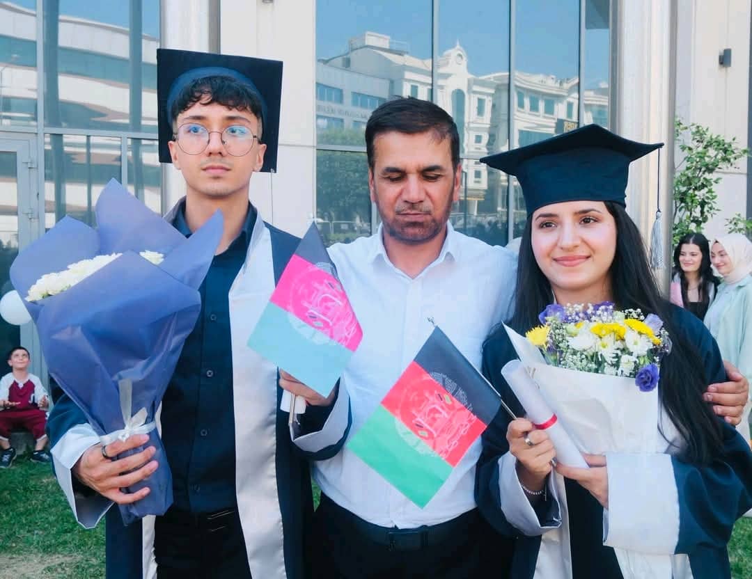 IsmaeelYoon's tweet image. مننه او کور ودانی:
له ټولو هغو کورمېشتو او بهرمېشتو افغانانو څخه د زړه له تله مننه کوم چې زما د اولادونو پر تحصیلي بریا یې خپله خوښي ښودلې او موږ ته یې مبارکیانې رالېږلي دي. خدای ج دې داسې وخت راولي چې هره افغانه او هر افغان د زده کړو له حقه او د زده کړو له نعمته برخمن شي.
#تعلیم