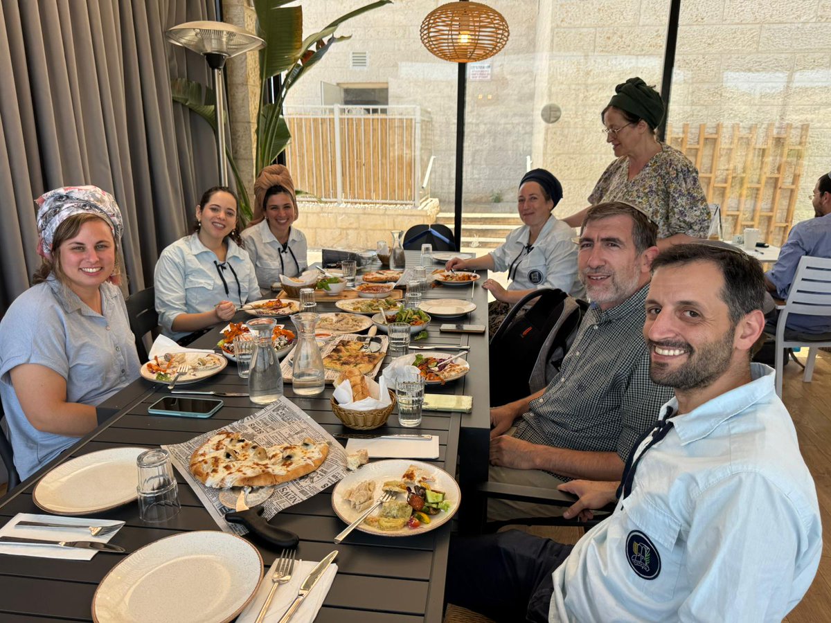 dviramar2's tweet image. פגישת ראשי תנועת בני עקיבא היום 'בקפה קדם' שבהר חומה - אשר הקימה ראשית סבו, ביתו של אל"מ הרב גבע ראפ, ובעלה, בן, איש ימינו של דוד זיני, וכיום ממפקדי חטיבת החשמונאים