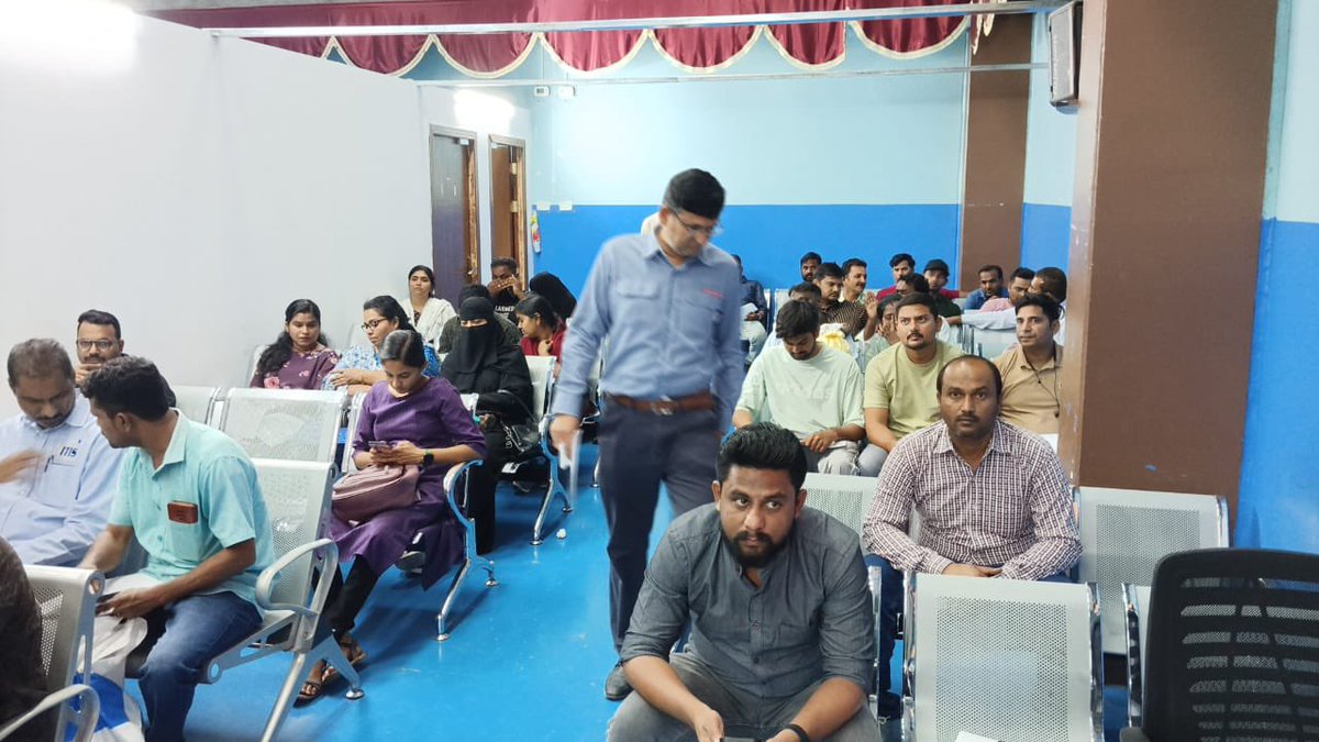 IndianEmbRiyadh's tweet image. Embassy of India is rendering Consular services in  Al Khobar/Dammam today 🇮🇳🇸🇦.
Requirements of Indian nationals for various Consular services are being addressed satisfactorily.