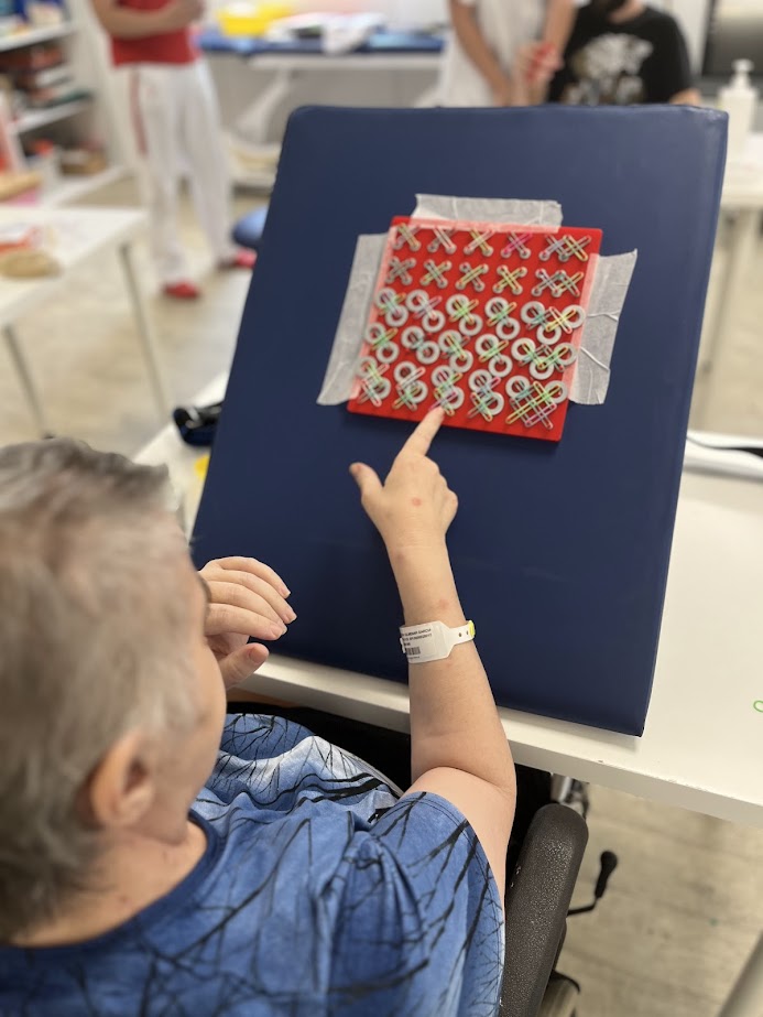 ¿Tú también aprovechas el verano para hacer manualidades, costura o juegos de precisión? ¿Sabes que ayudan a trabajar la psicomotricidad fina necesaria para nuestro día a día? #terapiaocupacional #habilidades #AVD