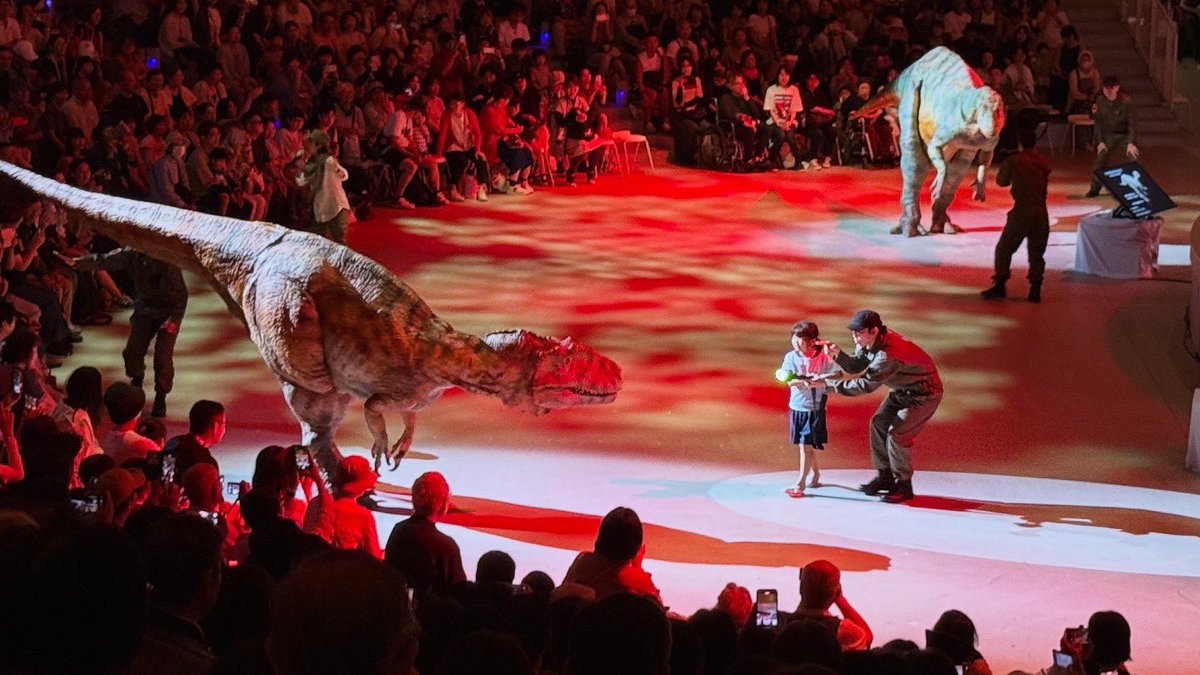 dinoalive's tweet image. 大阪・関西万博 恐竜王国福井DAYにDINO-A-LIVEが出演しました!!🦖🦕
ご来場いただいた皆様ありがとうございました!!
福井の恐竜を中心に5頭の恐竜が大阪・関西万博で大活躍!
当日の様子を少しだけご紹介します👀
ーーーーーーーー
⚠️DINO-A-LIVE今後の恐竜出没情報⚠️…
