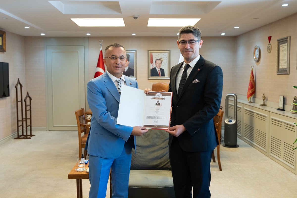 112. Dönem Kaymakamı olarak yurt dışı staj programına katılacak olan Yavuzeli Kaymakamımız Ömer Zuhal, Valimiz Kemal Çeber’i ziyaret etti.

Valimiz Kemal Çeber, ilçemize sunduğu hizmetler dolayısıyla Ömer Zuhal’e teşekkür ederek başarı belgesi takdim etti. Yeni görev sürecinde ve