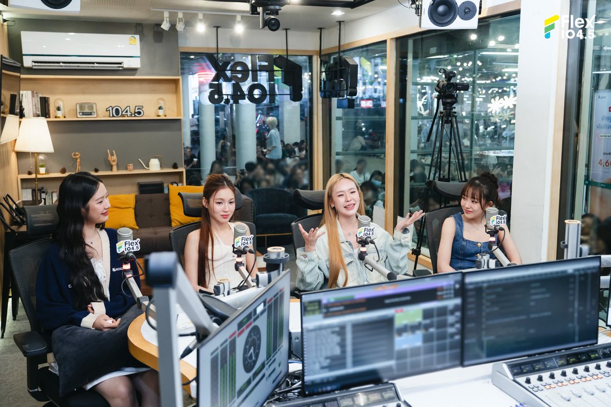 บรรยากาศในสตูดิโออบอวลไปด้วยความอบอุ่น xoxo แบบฉบับ “คุณวาฬร้านชำ” เมื่อวันศุกร์ ที่ 18 กรกฎาคม ที่ผ่านมา เพราะมี มิ้ลค์-เลิฟ, จูน-มิวนิค พาซีรีส์ "คุณวาฬร้านชำ (Whale Store xoxo)" มาเติมเต็มหัวใจ ไม่ว่าจะเป็นเรื่องราวเบื้องหลังซีรีส์ มุมมองความรู้สึกของนักแสดง