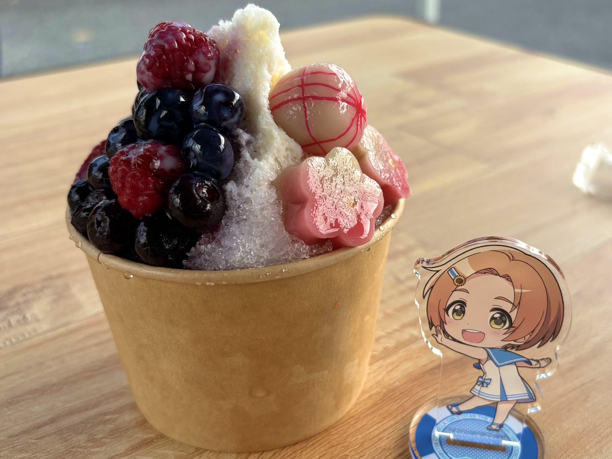 龍崎薫 「山梨かき氷巡りしてました。 いっぱい食べたね」|トマのイラスト