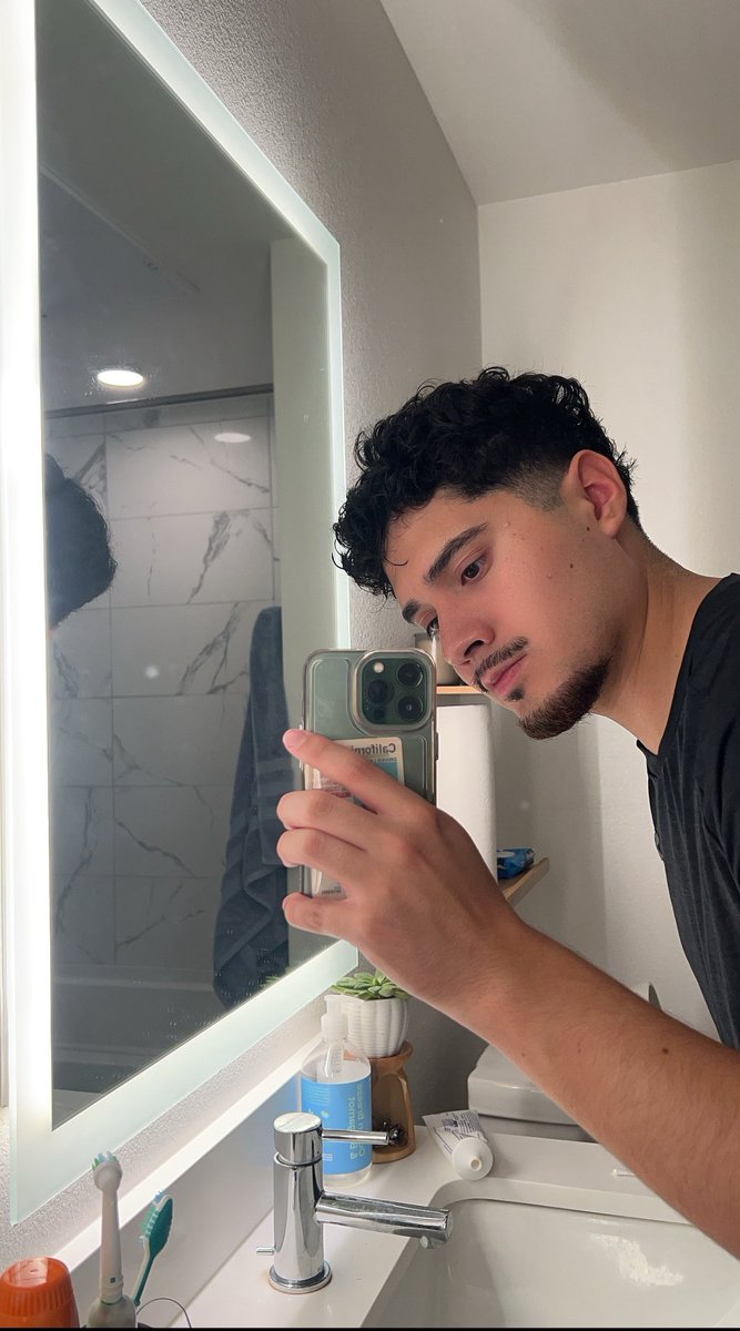 BiLatinKen's tweet image. lowkey high as fuck rn