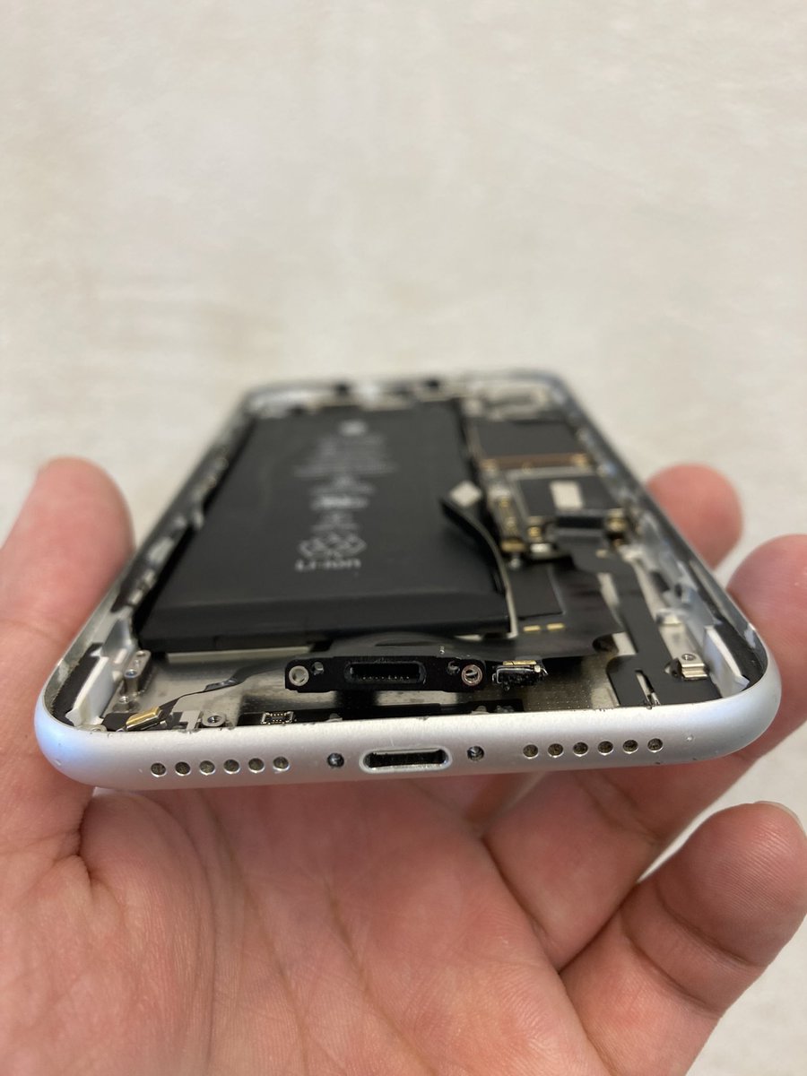sumafo_jrsuita's tweet image. #iphonexr 

充電コネクター交換6600円

※作業時間29分でした