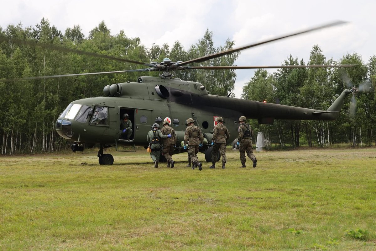 TheFuriousFafik's tweet image. Śmigłowiec Mi-17 Powietrznej Jednostki Ewakuacji Medycznej (PJEM) we współpracy z żołnierzami 25 Brygady Kawalerii Powietrznej podczas ćwiczenia "MilitaryDoctor2025".
Głównym zadaniem stacjonującej w Nowym Glinniku PJEM jest przeprowadzanie ewakuacji medycznej drogą powietrzną.
