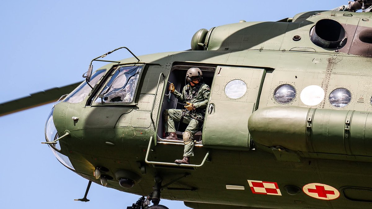 TheFuriousFafik's tweet image. Śmigłowiec Mi-17 Powietrznej Jednostki Ewakuacji Medycznej (PJEM) we współpracy z żołnierzami 25 Brygady Kawalerii Powietrznej podczas ćwiczenia "MilitaryDoctor2025".
Głównym zadaniem stacjonującej w Nowym Glinniku PJEM jest przeprowadzanie ewakuacji medycznej drogą powietrzną.