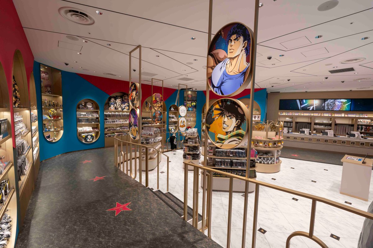 *＼荒木飛呂彦先生ご来店ッ！／*

先日、一足先に店舗にお越しいただきましたッ！

荒木先生に描いていただいた直筆イラストとサインを
店舗に展示しているので、ご来店の際には是非ご覧くださいッ！

公式HP
☑bandainamco-am.co.jp/official_shop/…

#THEJOJOWORLD
#jojo_anime
#JOJO #ジョジョの奇妙な冒険