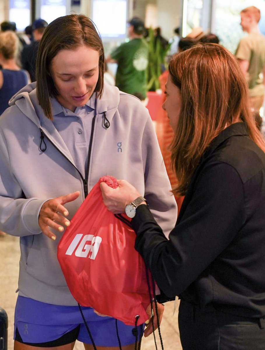 IgaUpdates_'s tweet image. Iga is already in Montreal🤩 During the welcome, she received a special gift from the sponsor – IGA 😄 Interestingly, the main stadium where the tournament is played is called IGA Stadium – in honor of this sponsor 🏟️🥰
*
*
*
📸 Omnium Banque Nationale on IG