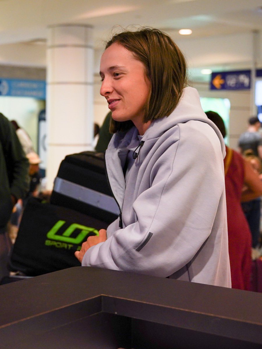 IgaUpdates_'s tweet image. Iga is already in Montreal🤩 During the welcome, she received a special gift from the sponsor – IGA 😄 Interestingly, the main stadium where the tournament is played is called IGA Stadium – in honor of this sponsor 🏟️🥰
*
*
*
📸 Omnium Banque Nationale on IG