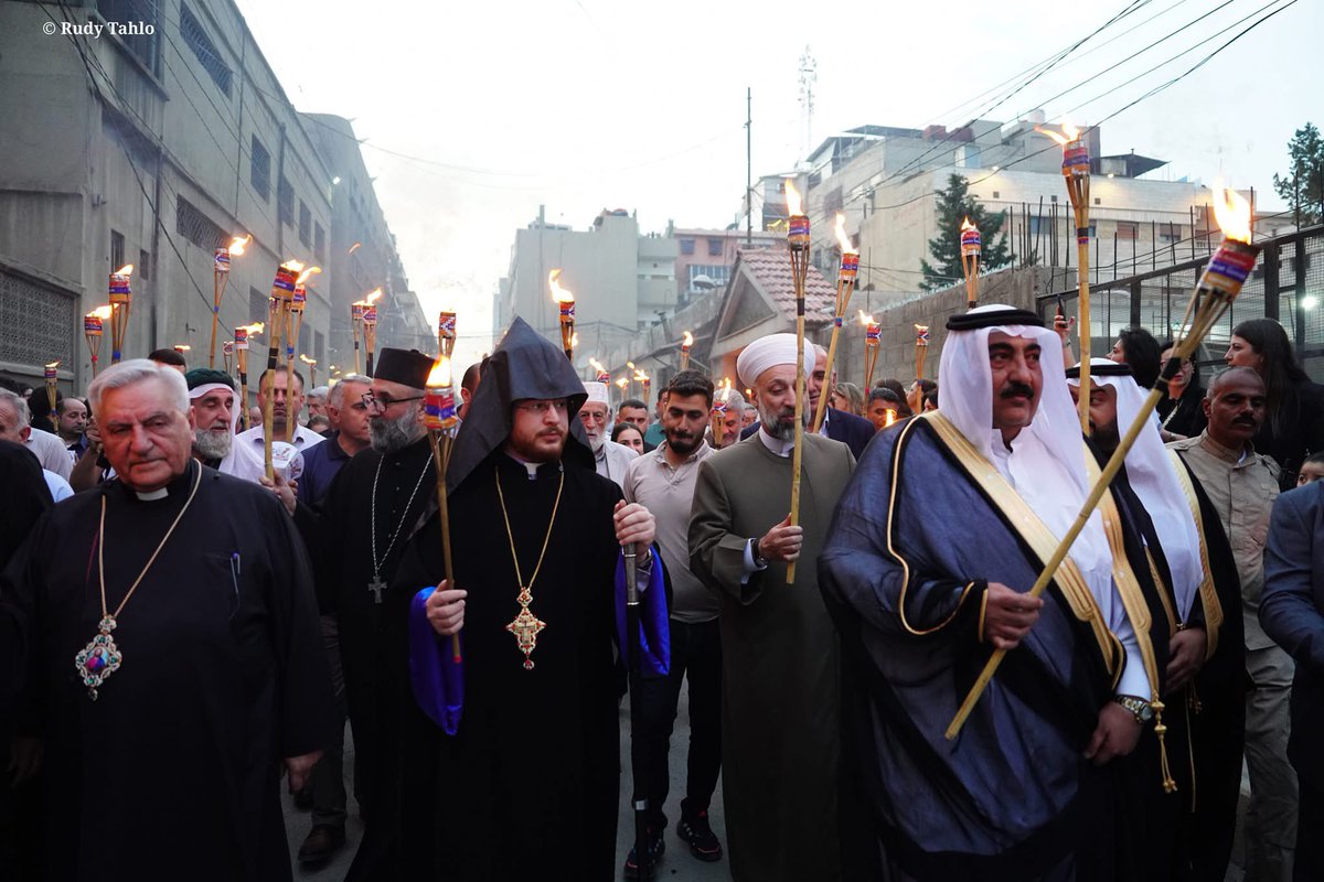 kocihadro's tweet image. من الذي أقنع بعض السوريين أن مفاوضات الإدارة الذاتية - دمشق هو للتباحث حول كيفية تسليم سلاح قسد و حل نفسها و إعلان نهاية الإدارة الذاتية! 🧐
#قوات_سوريا_الديمقراطية باقية و هذا ليس جزء من المفاوضات فوجود هذه القوات و بهذه الهيكلية هو ضمانة عالمية لضرب الإرهاب متى ما قرر المجتمع…