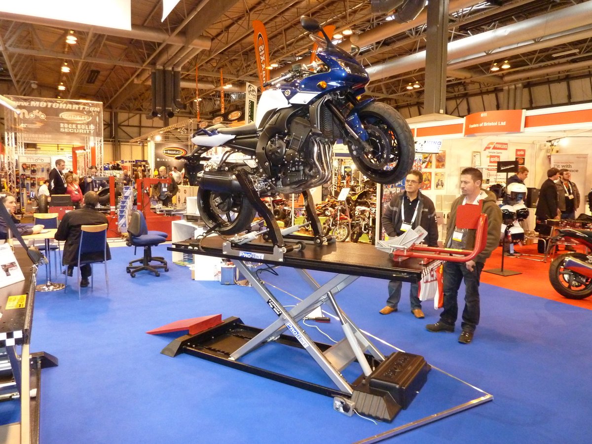 ProBikeUK's tweet image. Throwback Thursday: We're going back some 13yrs when we were at the 2012 Expo - Now, that's a fancy lift! Our Twin-arm lift is pretty impressive but Can you name the bike? 🤔🧰
#ProBikeUK #ThrowbackThursday #TBT