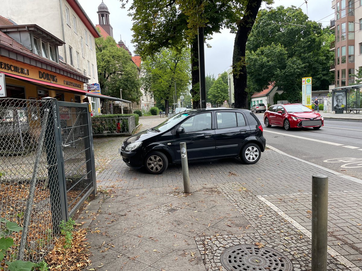 BikerPankow's tweet image. Fußwege sind stets freie Verfügungsfläche zum Parken, ob #nurMalEben oder für Stunden, sogar in den Sommerferien, wenn Parkplätze gar nicht knapp sind. Hauptsache bequem. #Pankow #Ossietzkystraße #Dietzgenstraße