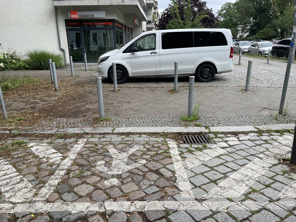 BikerPankow's tweet image. Fußwege sind stets freie Verfügungsfläche zum Parken, ob #nurMalEben oder für Stunden, sogar in den Sommerferien, wenn Parkplätze gar nicht knapp sind. Hauptsache bequem. #Pankow #Ossietzkystraße #Dietzgenstraße