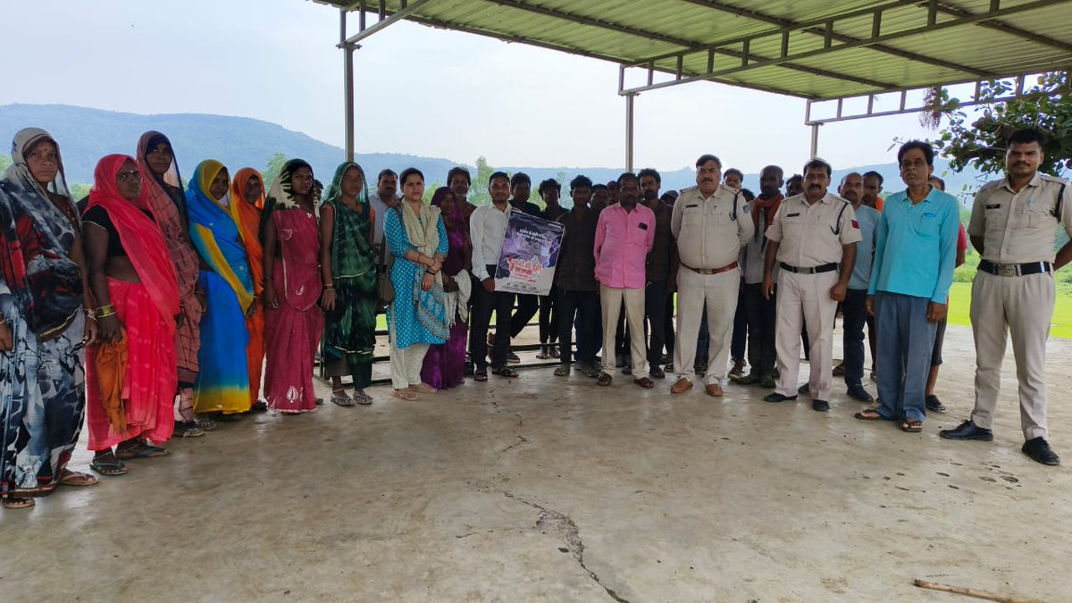 SP_Shahdol's tweet image. 📍 ग्राम कठौतिया, थाना सिंहपुर
 नशे से दूरी है जरूरी!
शहडोल पुलिस द्वारा ग्रामीणों को नशे के दुष्प्रभावों की जानकारी दी गई, पंपलेट वितरित किए गए व नशा मुक्ति की शपथ दिलाई गई।

#नशे_से_दूरी_है_ज़रूरी #SayNoToDrugs #ShahdolPolice #DrugFreeIndia