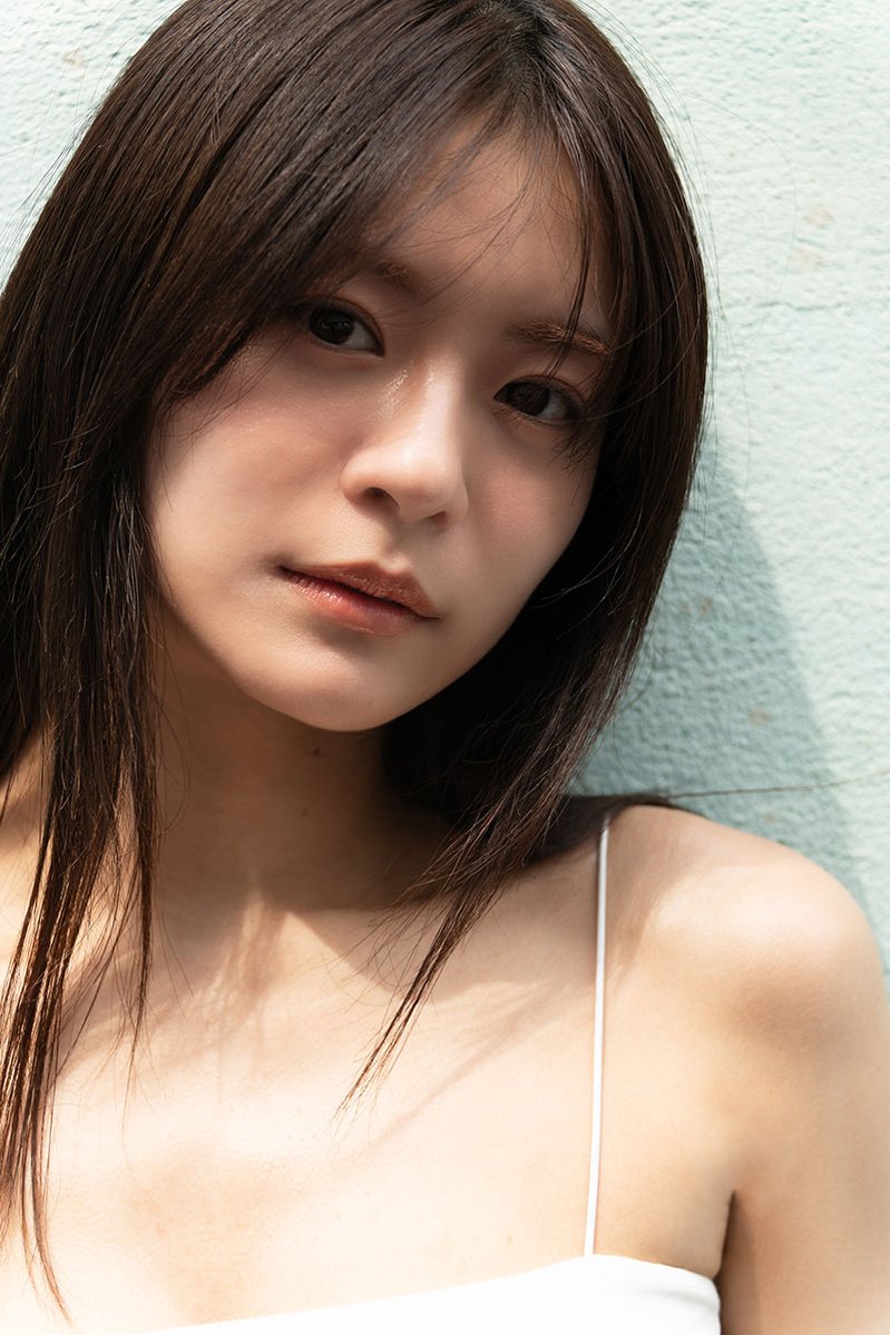 BUBKA_WEB's tweet image. 永瀬莉子さん
🎊1st写真集のタイトルが『glimmers』に決定
✨きらめく瞬間をとらえた表紙カットも公開に
🔻記事詳細&アザーカット
idol-culture.jp/gravure/182095/
#永瀬莉子 #永瀬莉子1st写真集 #グラビア #glimmers