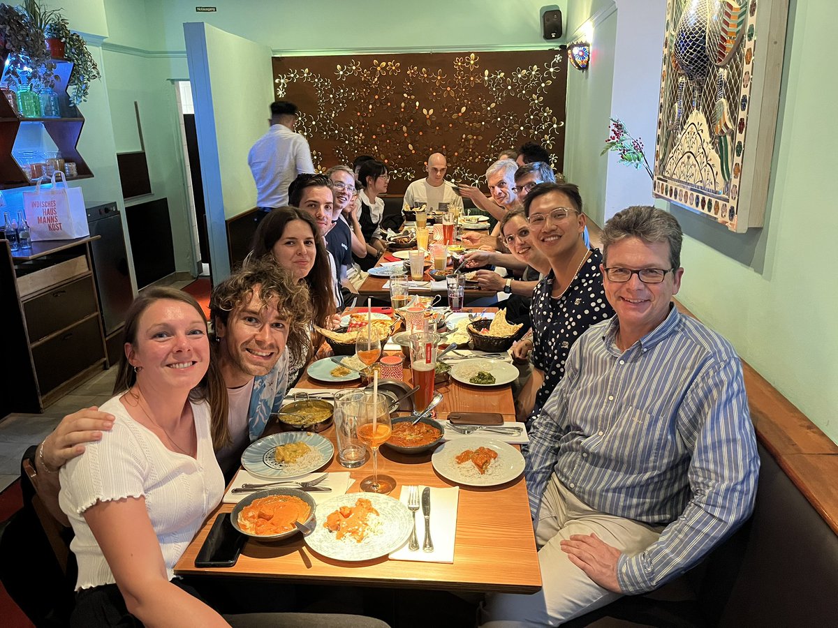 muller_group's tweet image. Celebrating the successful PhD defense of Ivana Pivarnikova with an #Indian #dinner downtown #Munich including great #cocktails and plenty of #food