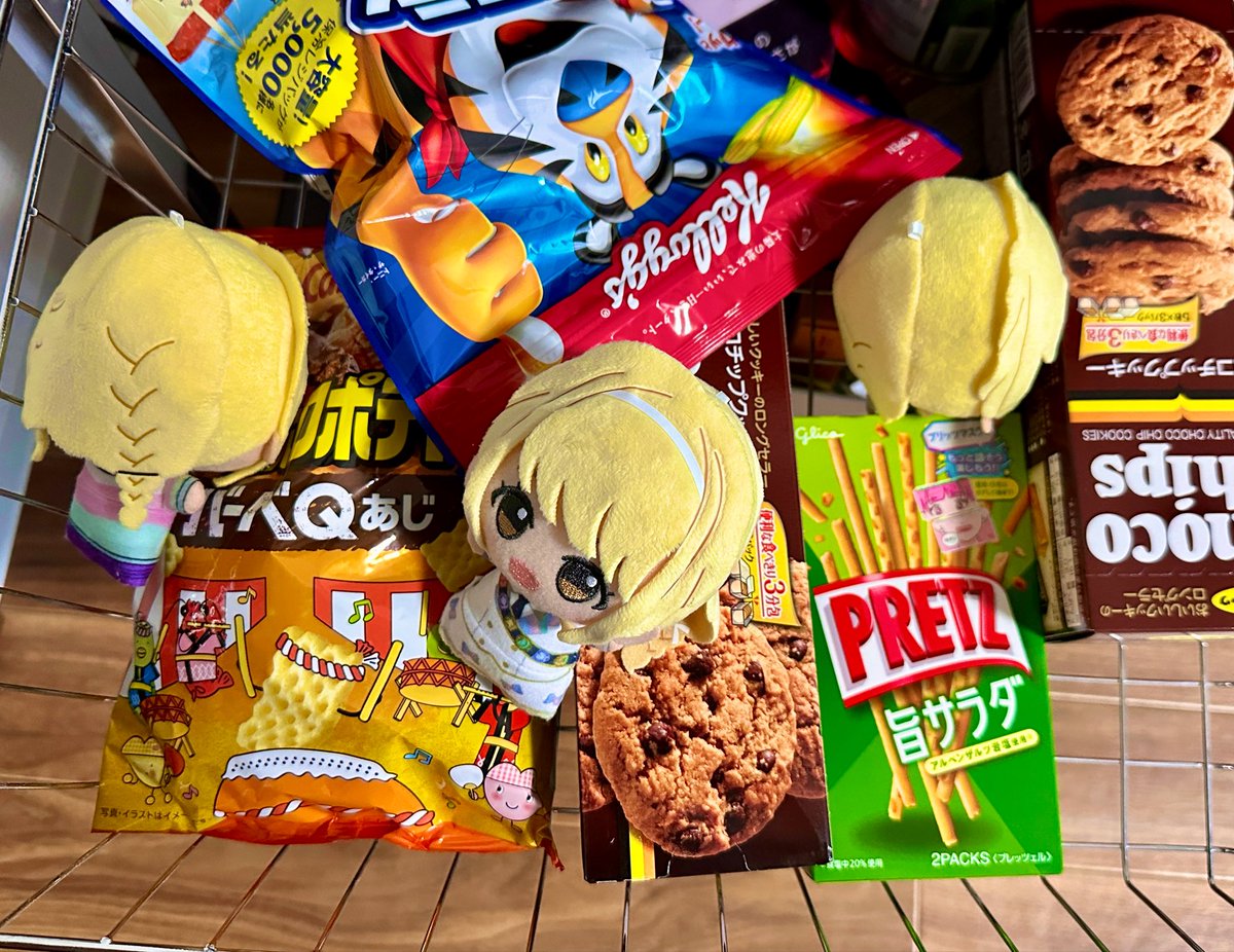 AbarthHi49903's tweet image. #初星学園ぬいぬい部
皆様あるあるだと思うのですが…
ついに我が家のお菓子置き場がバレました…
いっぱいあるナー
美味しいナー
ご飯よりこっちだナ!
いっぱい食べれて偉いですね
