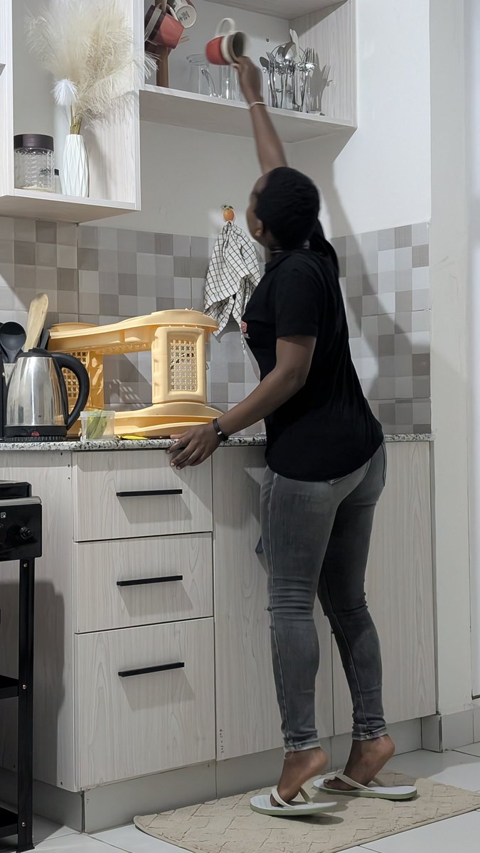 I've just discovered that I'm an independent lady who doesn't need a man 😂. 
I mean , I just reached for a cup from the shelf without anyone's help 🤷🏽.
<a href="/JSupercharge/">Julio🦯</a> , can you see this ?