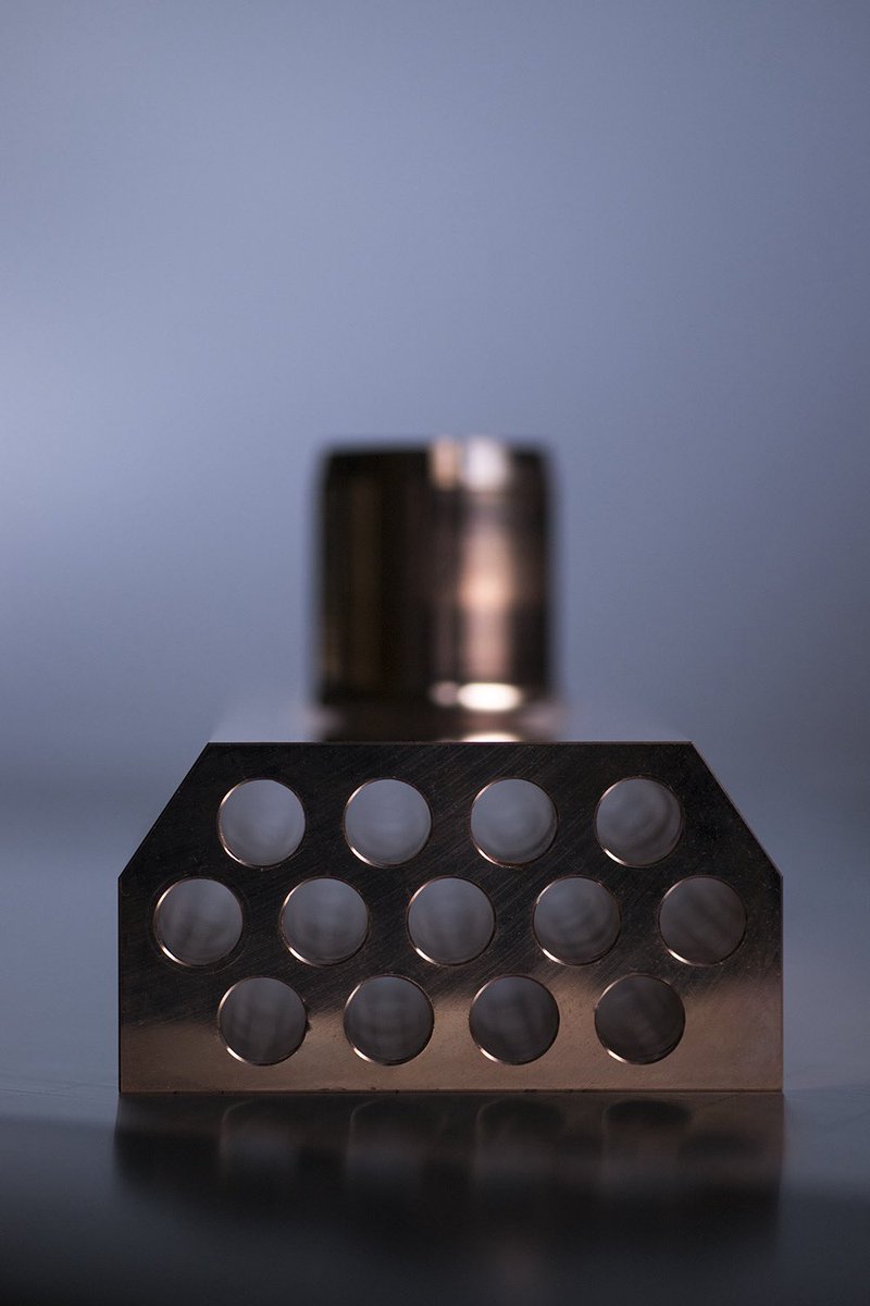 Copper has the tendency to discolor when exposed to air. It does not rust like iron, but instead reacts with oxygen to form a protective layer of copper oxide on the surface, called verdigris.
This protective layer helps prevent internal corrosion.

nogatadenki.jp