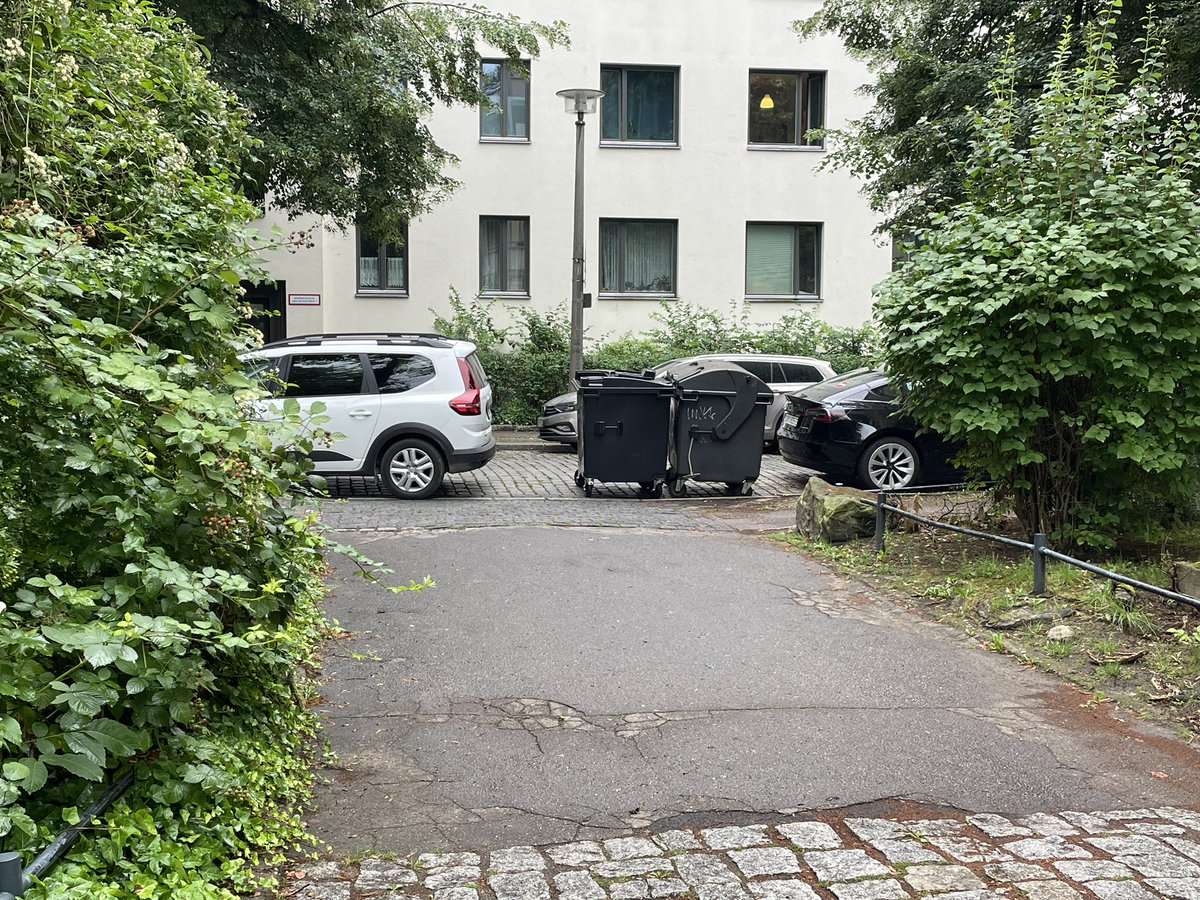 BikerPankow's tweet image. „Rettungsweg“ #Pankow #WolfshagenerStraße