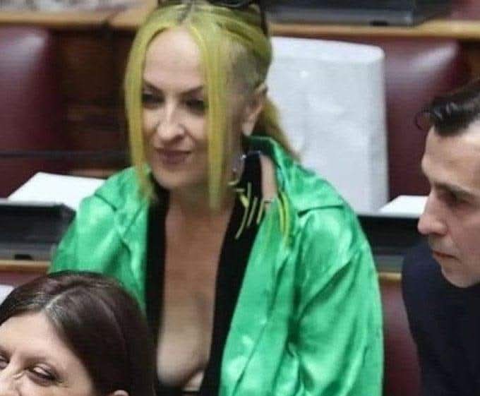 mioumiou278's tweet image. Στην ορκωμοσία πήγε έτσι.
Προχτές είπε να πει κι ένα τραγουδάκι.
Μέσα στη Βουλή των Ελλήνων.
Ωραίοι γονείς σας μεγάλωσαν μερικούς! Τα συγχαρίκια μου να δώσετε!
#πλευση_ελευθεριας #Κωνσταντοπουλου
👇🤮