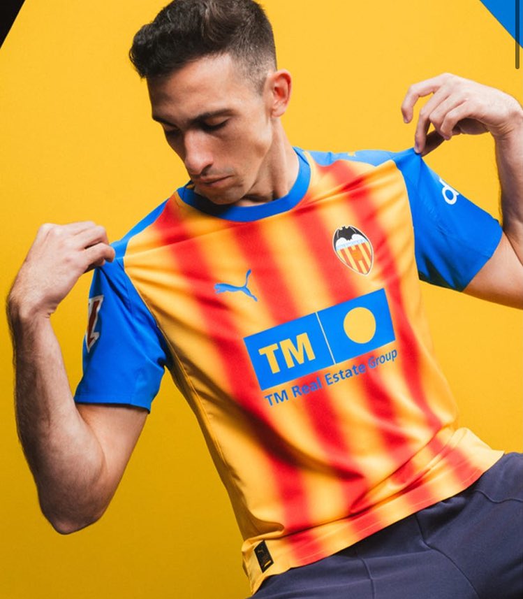 #ValenciaCF 🦇

El club presenta y pone a la venta la Senyera como tercera equipación 

💰 145 euros la de competición 
💰 99,95 la réplica