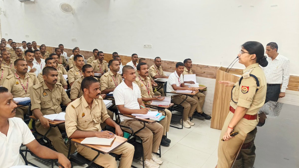 tripathi4885's tweet image. #हमीरपुर- रिज़र्व पुलिस लाइन पुलिस अधीक्षक  द्वारा रिक्रूट आरक्षियों को दिया गया प्रशिक्षण।
आरक्षियों को पुलिस सेवा के सिद्धांतों, आचरण और उत्तरदायित्वों की दी गई जानकारी।
प्रशिक्षण के दौरान आरक्षियों को अनुशासन, कर्तव्यनिष्ठा, जनसंपर्क कौशल, अपराध की रोकथाम तथा आपातकालीन…