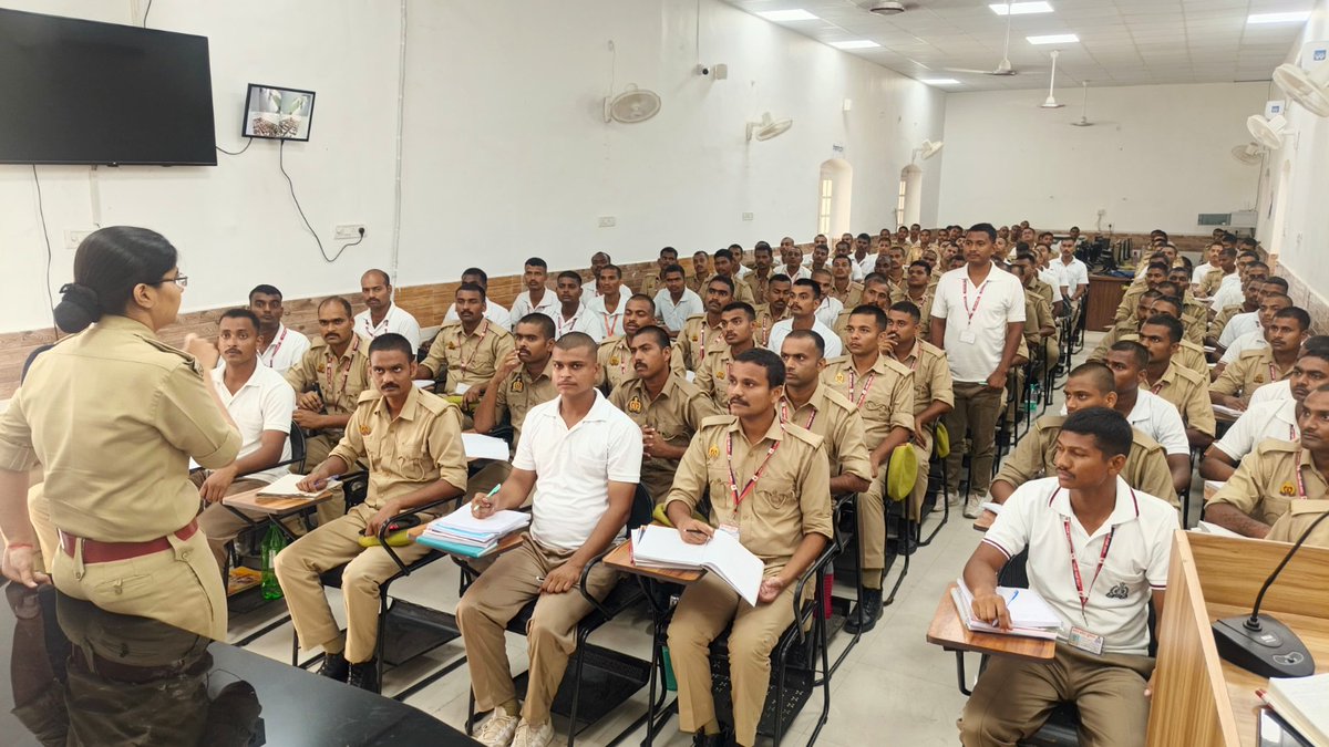 tripathi4885's tweet image. #हमीरपुर- रिज़र्व पुलिस लाइन पुलिस अधीक्षक  द्वारा रिक्रूट आरक्षियों को दिया गया प्रशिक्षण।
आरक्षियों को पुलिस सेवा के सिद्धांतों, आचरण और उत्तरदायित्वों की दी गई जानकारी।
प्रशिक्षण के दौरान आरक्षियों को अनुशासन, कर्तव्यनिष्ठा, जनसंपर्क कौशल, अपराध की रोकथाम तथा आपातकालीन…