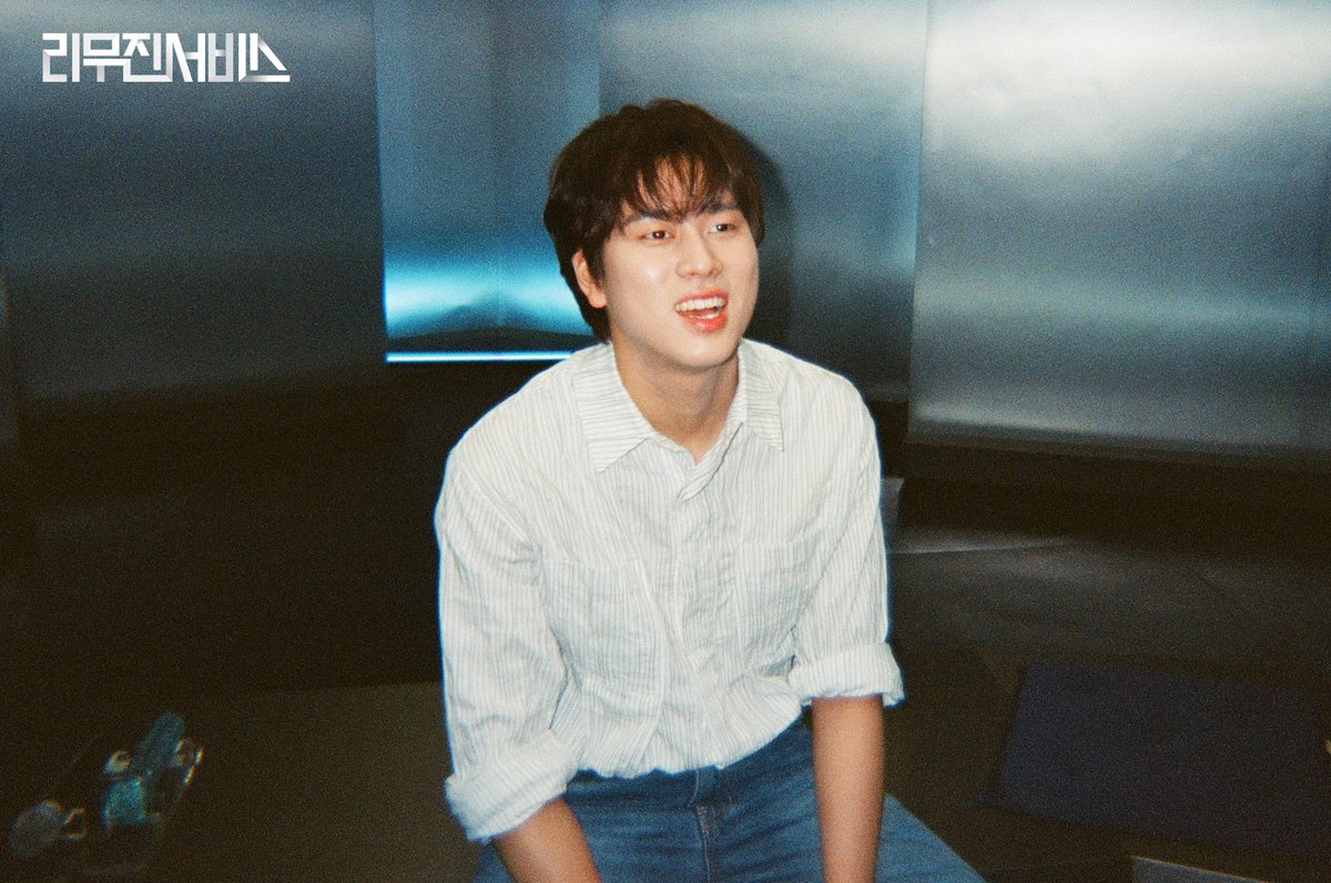 mujin_plz's tweet image. 무쥔장 축하해~
햇살 가득 눈부신 듀엣을 남긴 거,,☀️
무쥔장 고마워~
그 음악을 우리 귓가에 속삭여줘서,,🫠
>>> 림썰은 지금 밤새도록 그리움에
편지를 쓰는 중…💬💕
@BPM_LMJ
#이무진 #LEEMUJIN #리무진서비스