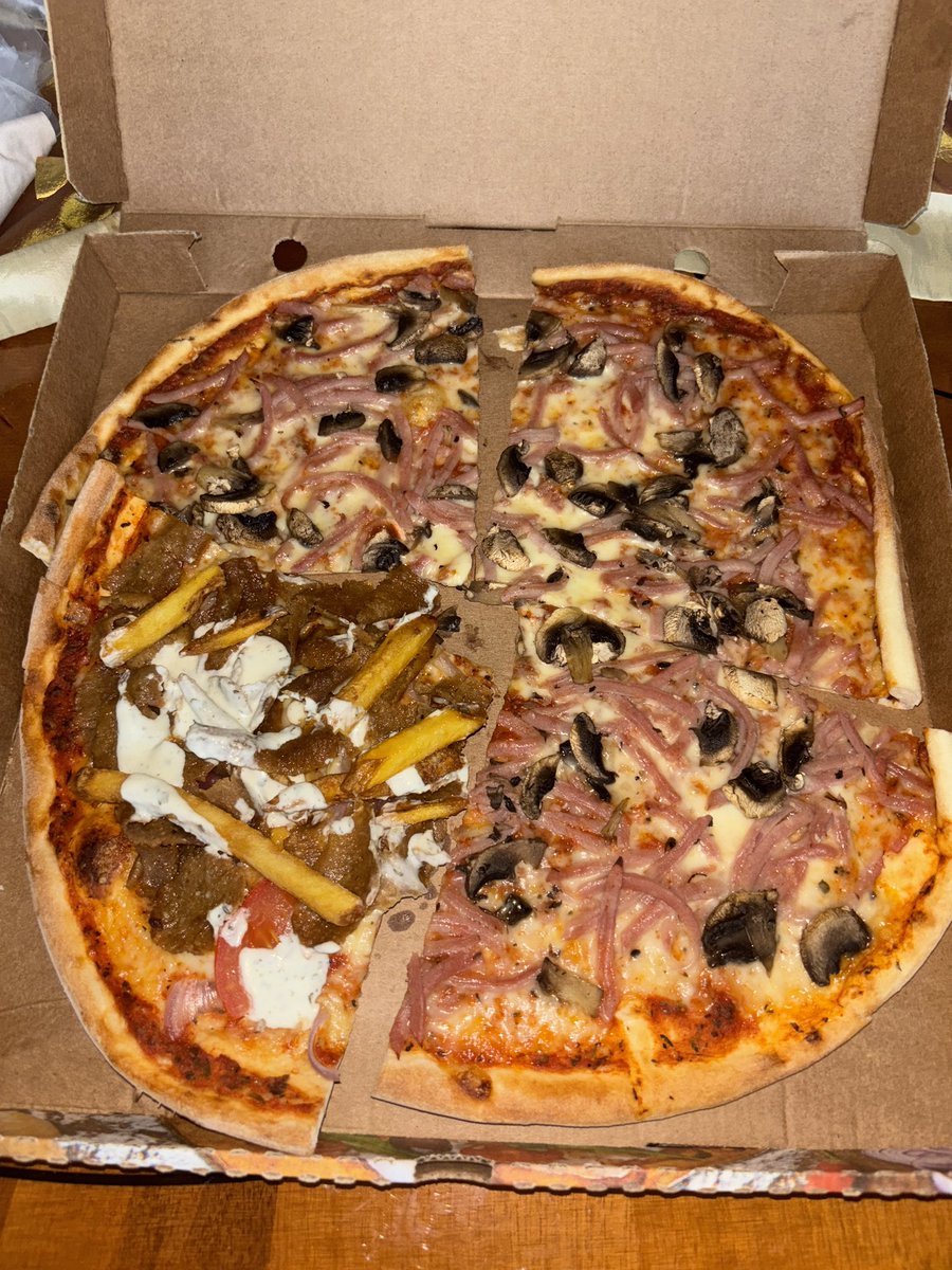 silverseii's tweet image. capricciosa and a suspiciously looking slice
