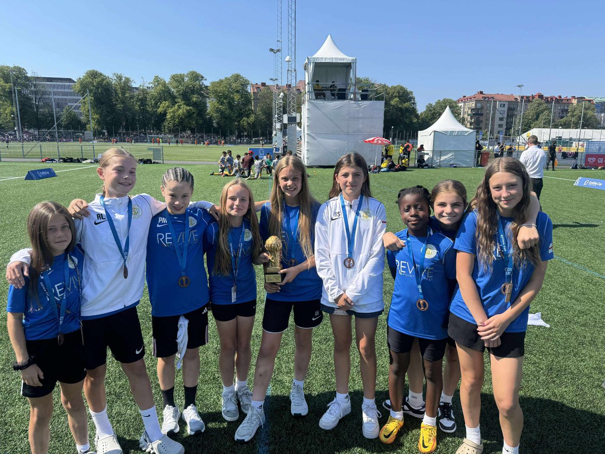 Teamgrassroots_'s tweet image. #EndOfSeasonShoutout Schulz Lionesses 🏴󠁧󠁢󠁥󠁮󠁧󠁿 who have been out to Sweden playing in the World Youth Cup in Gothenburg, every single player in the team scored including the keeper and whilst playingg up a year in age category, came home with the 3rd place trophy , incredibly proud…