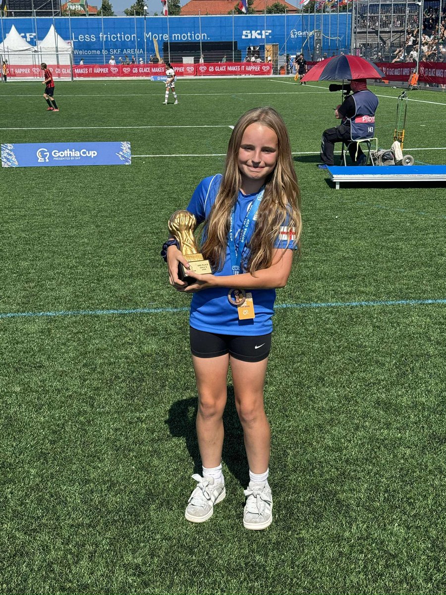 Teamgrassroots_'s tweet image. #EndOfSeasonShoutout Schulz Lionesses 🏴󠁧󠁢󠁥󠁮󠁧󠁿 who have been out to Sweden playing in the World Youth Cup in Gothenburg, every single player in the team scored including the keeper and whilst playingg up a year in age category, came home with the 3rd place trophy , incredibly proud…