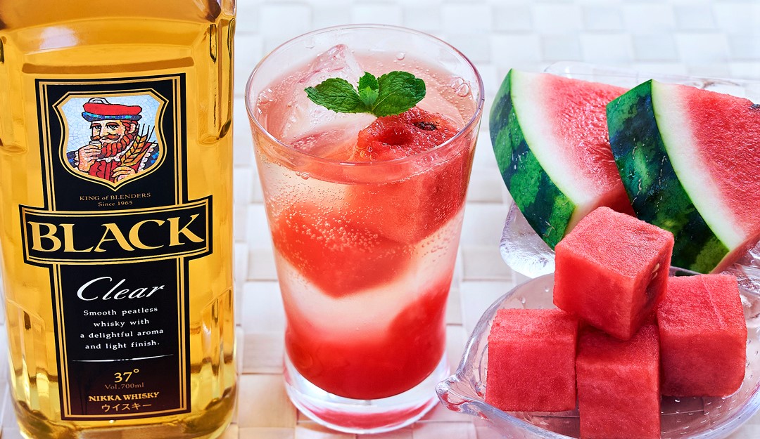 nikka_jp's tweet image. 🌟夏といえばスイカじゃな!そこで
🍉スイカハイボール🍉
グラスにカットしたスイカを2個ほど入れ、スプーンやフォークで軽く潰す!氷とスイカを加え #ブラックニッカ クリアと冷たい炭酸水を注ぎ、軽くステアして出来上がりじゃ!ほんのり甘くてさっぱり味!塩をちょい足ししてもイケるのう!