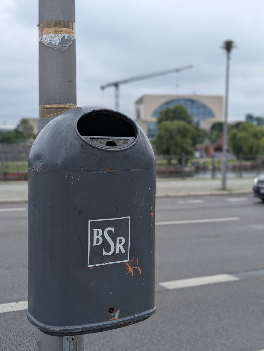 Herr Bundeskanzler,
während Sie sich im Regierungssitz bedienen lassen, wühlen Menschen im Müll nach Pfandflaschen – um nicht zu hungern oder obdachlos zu werden.

Und Ihre Antwort? 

Sozialkürzungen. Was für eine Schande.
