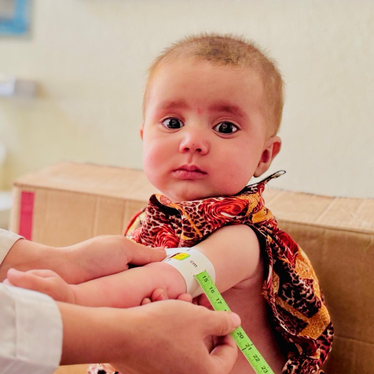 WFP_Arabic's tweet image. 💥 عقود من النزاع
💦 سنوات من الجفاف
📈 ارتفاع أسعار الغذاء
🌊 صعوبة الوصول إلى مياه نظيفة
كل هذا زاد من سوء التغذية في #أفغانستان.
قدم برنامج الأغذية العالمي هذا العام المساعدة لأكثر من 3 ملايين امرأة وطفل من خلال الغذاء المغذي المتخصص للوقاية والعلاج من #سوء_التغذية.