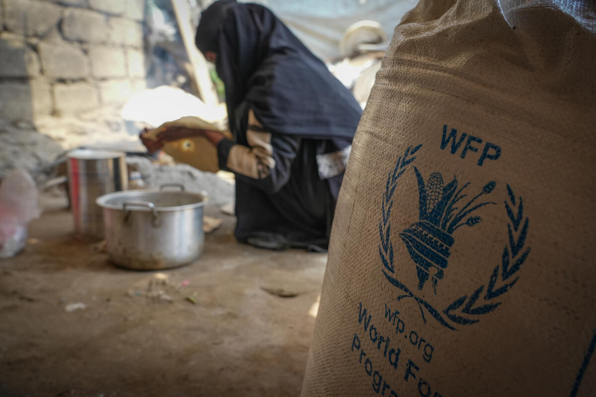 WFP_Arabic's tweet image. 🚨 يعاني أكثر من 33 مليون شخص في منطقة #الشرق_الأوسط و #شمال_إفريقيا من خطر الجوع.
تعاني المنطقة من انعدام الأمن الغذائي نتيجةً للنزاعات والنزوح.
إذا لم نحصل على الدعم العاجل، فقد يضطر البرنامج إلى تعليق العمليات الأساسية مثل الحصص الغذائية والوجبات المدرسية والتغذية.