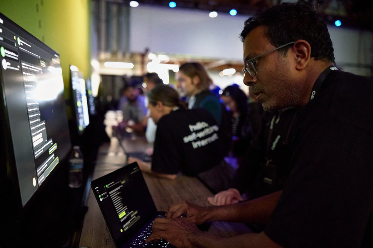 caffeineai's tweet image. You asked ➡️ we delivered. Caffeine was unleashed.
The Caffeine Experience Pods were a smash hit.
100s of people got to play with caffeine for the first time.
