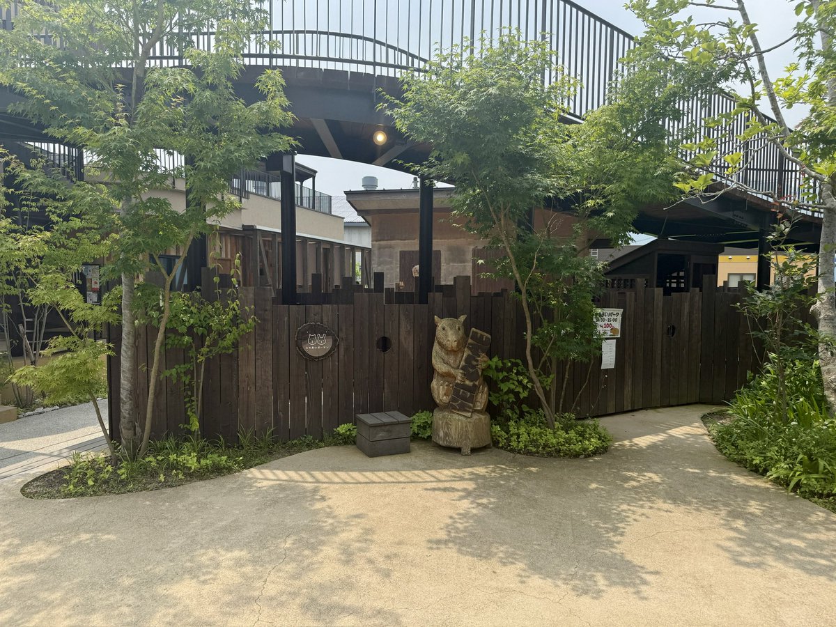 MeSC_x's tweet image. アンバサダーのルオンです!少し前に紹介したあぐりガーデンさん!
ご飯屋さんの他にも、直売所やカフェやテラスそれにカピバラさんがいます、カピバラさん可愛かった!カフェではパンケーキもあるらしい食べてみたい!みんなもぜひ行ってみて! #真庭