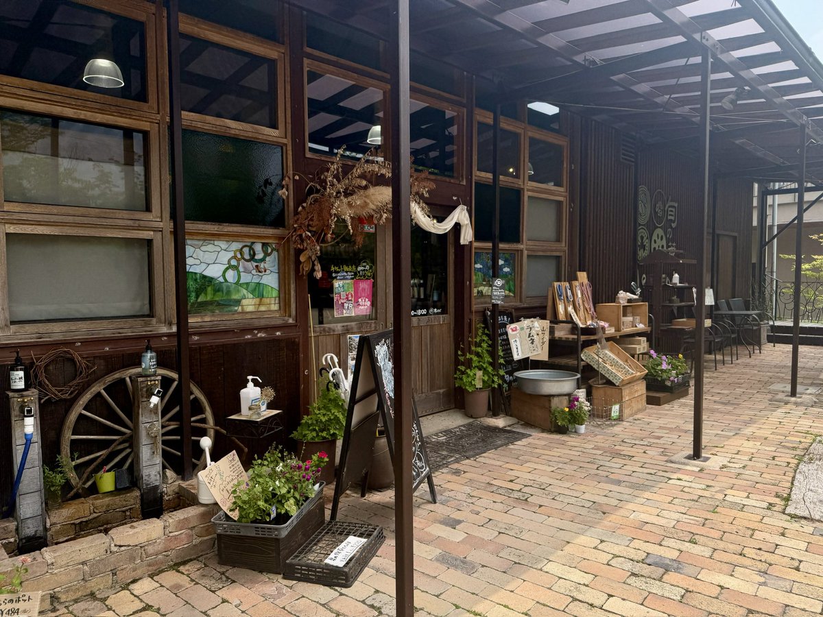 MeSC_x's tweet image. アンバサダーのルオンです!少し前に紹介したあぐりガーデンさん!
ご飯屋さんの他にも、直売所やカフェやテラスそれにカピバラさんがいます、カピバラさん可愛かった!カフェではパンケーキもあるらしい食べてみたい!みんなもぜひ行ってみて! #真庭