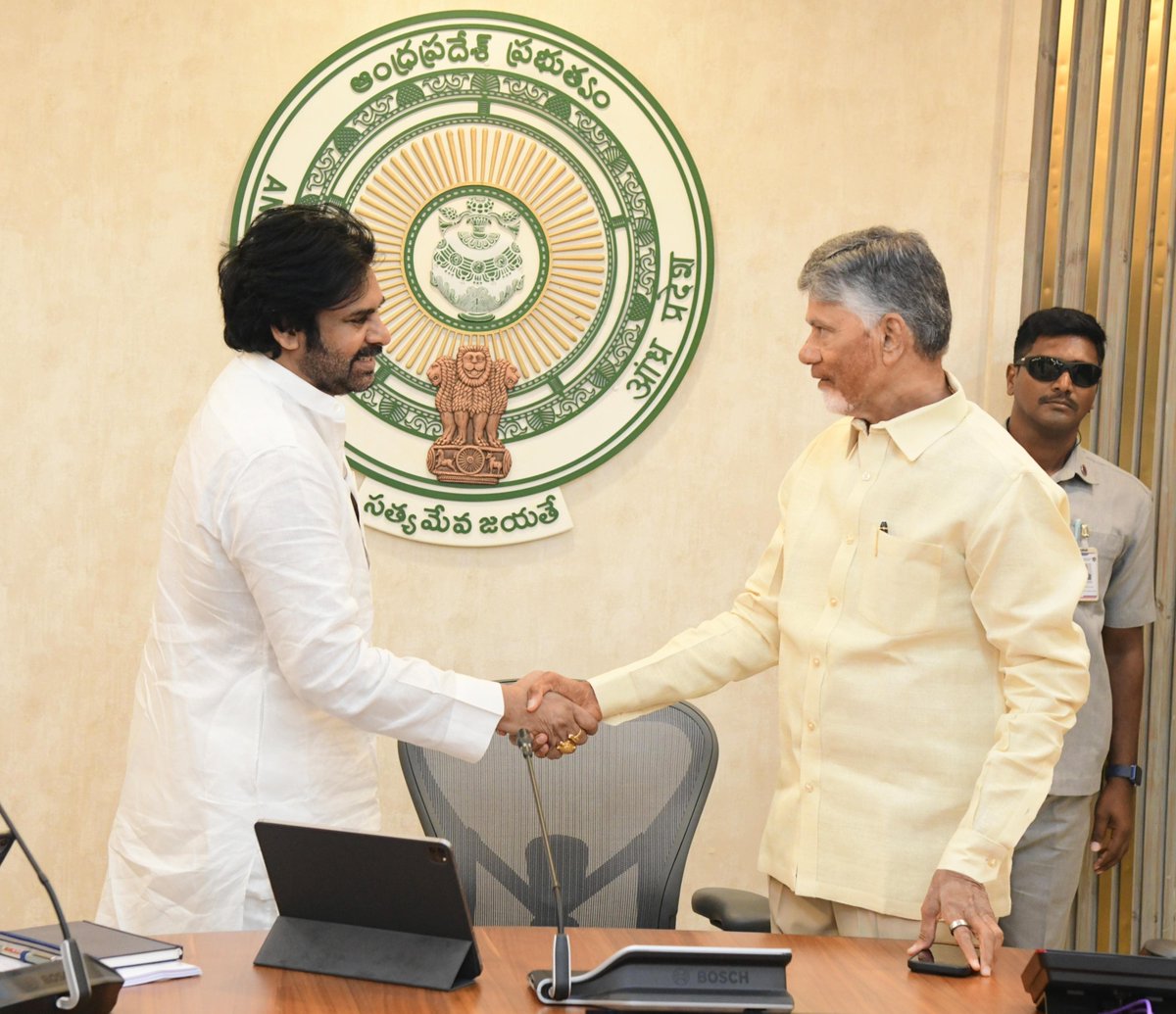గౌరవ ముఖ్యమంత్రి శ్రీ నారా చంద్రబాబు నాయుడు అధ్యక్షతన నేడు సచివాలయం లో రాష్ట్ర మంత్రి వర్గ సమావేశం జరిగింది.
#AndhraPradesh