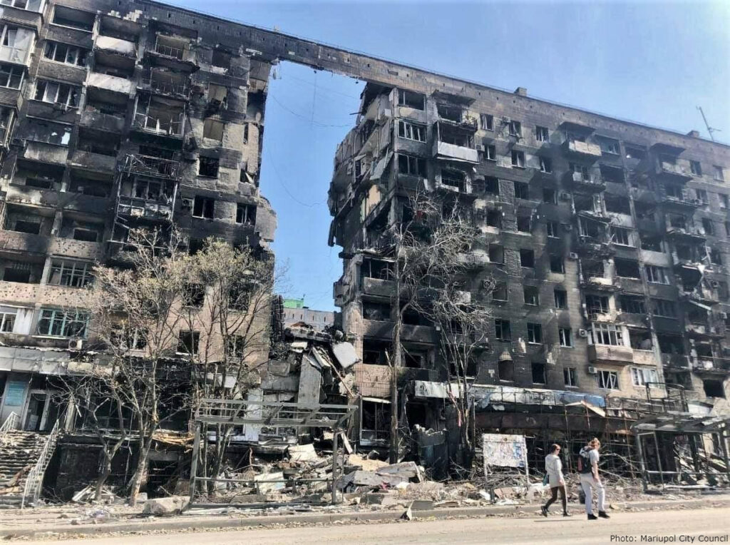 Ich glaube nur, was ich sehe.

Ich sehe Städte in Trümmern. Ich sehe weinende Mütter an frisch aufgeschütteten Gräbern. Ich sehe Kinder, die alt geworden sind, weil sie zu früh lernen mussten, was Krieg bedeutet. Ich sehe Männer, die nicht heldenhaft sterben, sie sterben weil sie