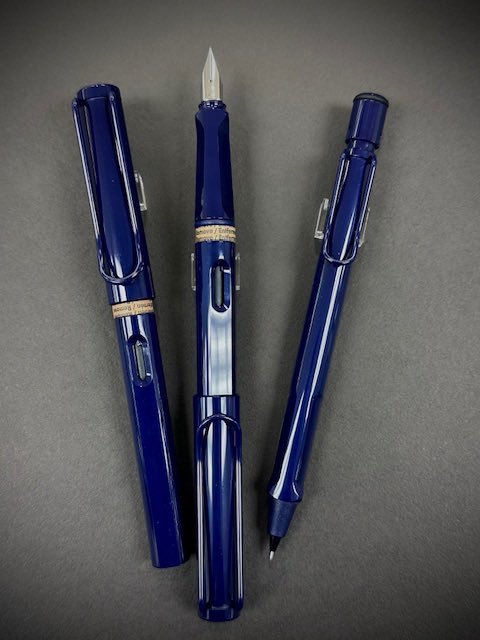 LOFT_YOKOHAMA's tweet image. \夏らしい限定色!/
筆記具メーカー「#LAMY(ラミー)」
「safari」から2025年の限定色が登場!
夕方の空をイメージした「サンセット」は
暑い夏にぴったりのビビットなカラー🌆
日没後の薄明かりの空をイメージした
「ダークダスク」は落ち着いたカラーで
ビジネスシーンにも🌃
#横浜ロフト