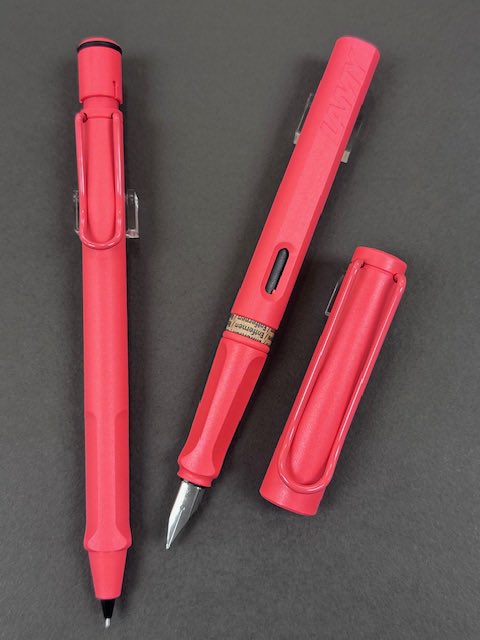 LOFT_YOKOHAMA's tweet image. \夏らしい限定色!/
筆記具メーカー「#LAMY(ラミー)」
「safari」から2025年の限定色が登場!
夕方の空をイメージした「サンセット」は
暑い夏にぴったりのビビットなカラー🌆
日没後の薄明かりの空をイメージした
「ダークダスク」は落ち着いたカラーで
ビジネスシーンにも🌃
#横浜ロフト