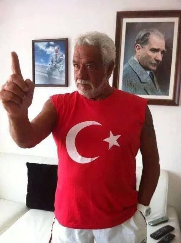 İsmi Fedon, soyadı Kalyoncu. Babası Rum, annesi Ermeni... Ülkemizde çok az sayıda kalan azınlıklardan biri ... Ve o bir sanatçı; Rum müziğini Türk halkına sevdiren şarkıcı...

-Adınızdan dolayı Türkiye'de hiç sıkıntı yaşadınız mı?

Benim adımın sıkıntı yarattığı adamların hepsine