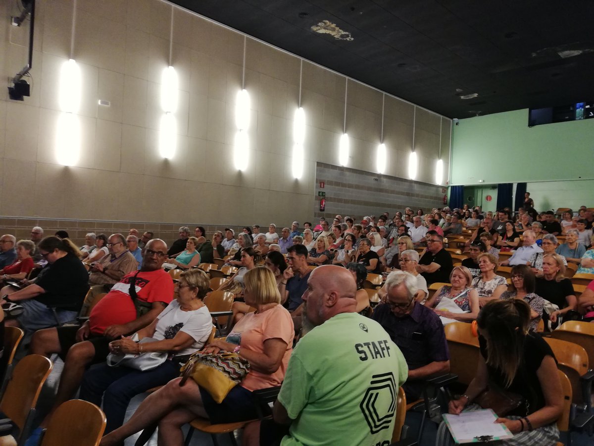SAPMuntanya's tweet image. Sis vacants de metges de familia d'una plantilla de tretze i ara en període de vacances encara es reduirà més l'activitat assistencial. De moment tanquen agendes i els pacients a urgències. Es pot entendre el cabreig del veïnat per la desastrosa gestió de @icscat @salutcat